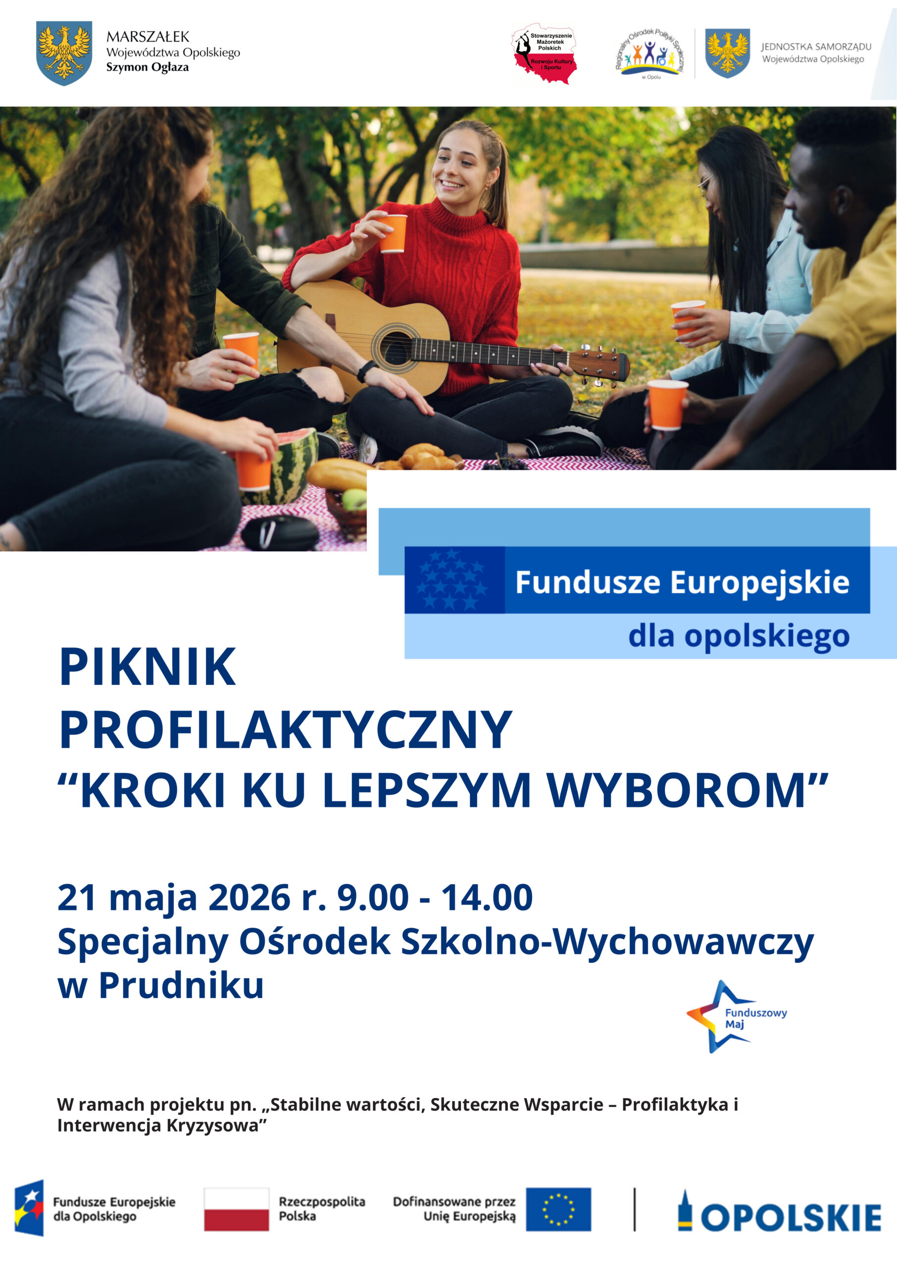 Opis obrazu: Plakat promujący Piknik Profilaktyczny „Kroki ku lepszym wyborom”, organizowany 21 maja 2026 r. w godzinach 9:00–14:00 w Specjalnym Ośrodku Szkolno-Wychowawczym w Prudniku. W centralnej części plakatu znajduje się zdjęcie grupy uśmiechniętych młodych osób siedzących razem na kocu podczas pikniku w parku. Jedna z dziewczyn gra na gitarze, uczestnicy trzymają kolorowe kubki, a na kocu widoczne są owoce i przekąski. Na plakacie znajdują się logotypy organizatorów i partnerów, m.in. Stowarzyszenia Mażoretek Polskich Rozwoju Kultury i Sportu, Regionalnego Ośrodka Polityki Społecznej w Opolu– jednostki samorządu województwa opolskiego, a także Funduszy Europejskich dla Opolskiego. W dolnej części zamieszczono informację o realizacji projektu „Stabilne wartości, Skuteczne Wsparcie – Profilaktyka i Interwencja Kryzysowa