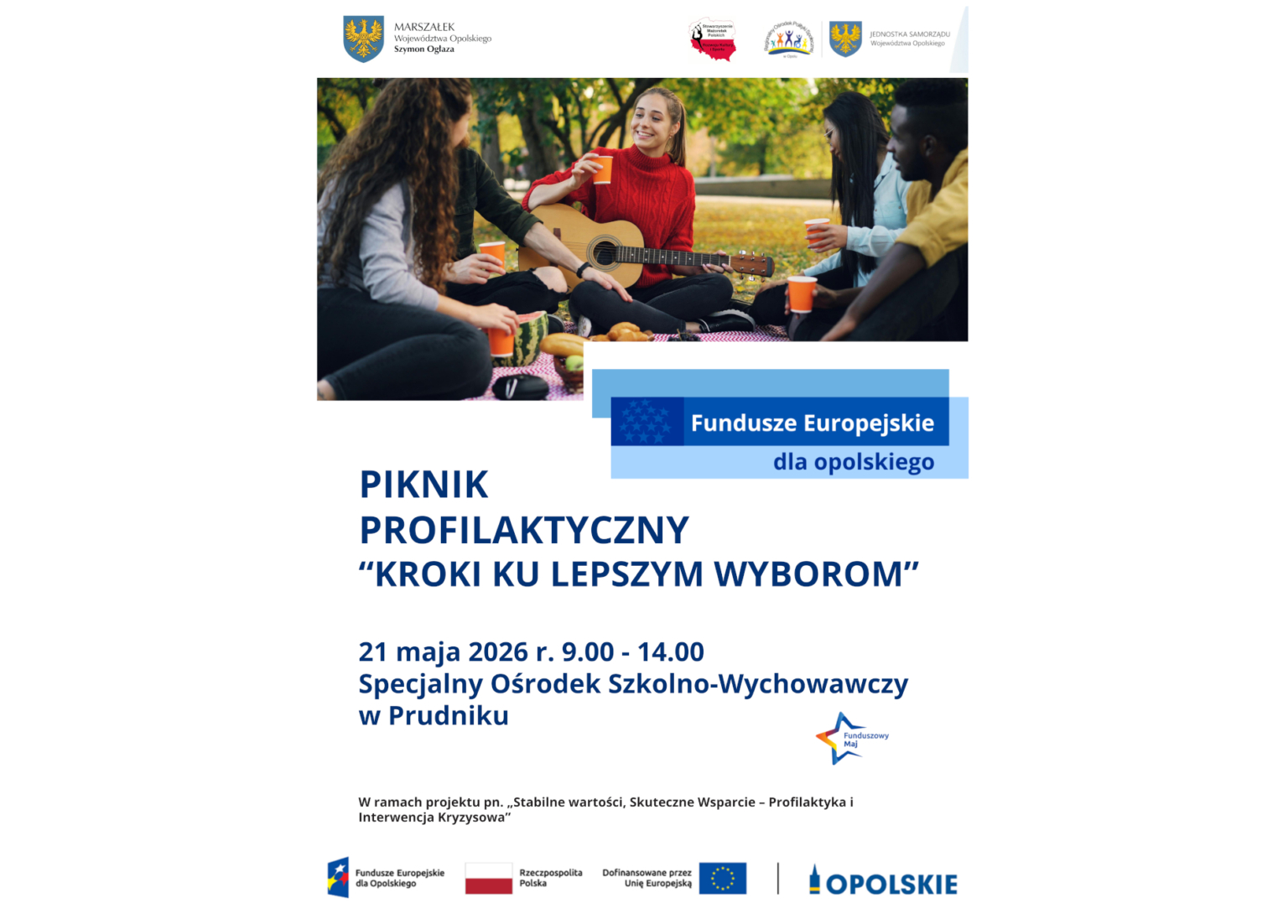 Opis obrazu: Plakat promujący Piknik Profilaktyczny „Kroki ku lepszym wyborom”, organizowany 21 maja 2026 r. w godzinach 9:00–14:00 w Specjalnym Ośrodku Szkolno-Wychowawczym w Prudniku. W centralnej części plakatu znajduje się zdjęcie grupy uśmiechniętych młodych osób siedzących razem na kocu podczas pikniku w parku. Jedna z dziewczyn gra na gitarze, uczestnicy trzymają kolorowe kubki, a na kocu widoczne są owoce i przekąski. Na plakacie znajdują się logotypy organizatorów i partnerów, m.in. Stowarzyszenia Mażoretek Polskich Rozwoju Kultury i Sportu, Regionalnego Ośrodka Polityki Społecznej w Opolu– jednostki samorządu województwa opolskiego, a także Funduszy Europejskich dla Opolskiego. W dolnej części zamieszczono informację o realizacji projektu „Stabilne wartości, Skuteczne Wsparcie – Profilaktyka i Interwencja Kryzysowa