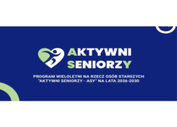 Obrazek przedstawia program wieloletni na rzecz osób starszych o o nazwie Aktywni Seniorzy – ASY” na lata 2026–2030. Na granatowym tle widnieje logo w kształcie serca z sylwetką jednej osoby w ruchu oraz biało-zielony napis „Aktywni Seniorzy